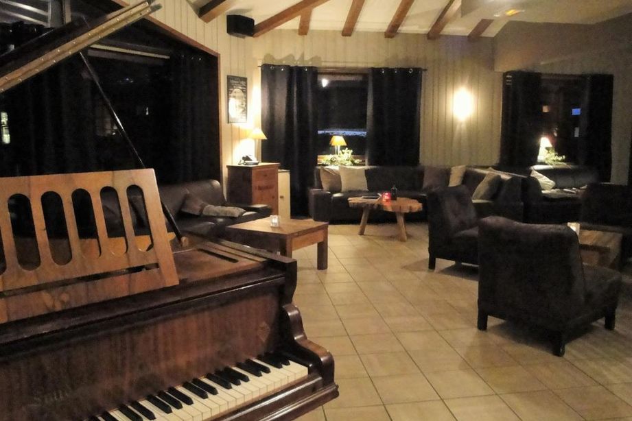 Hotel Du Bois piano