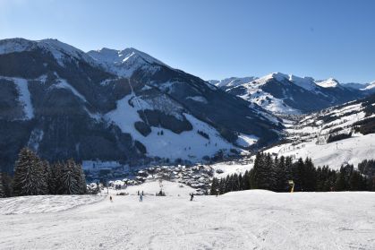 A view of the wide open pistes above Saalbach