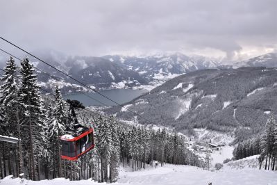 The sonnenalmbahn gondola lift in Zell Am See close to the top station