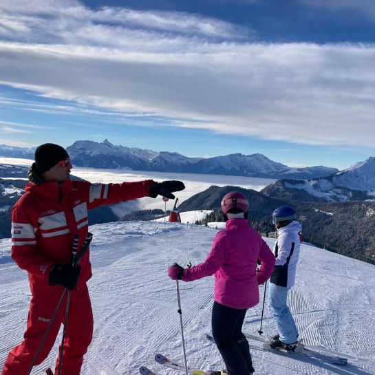 Solo Skiers on a ski lesson in Les Gets