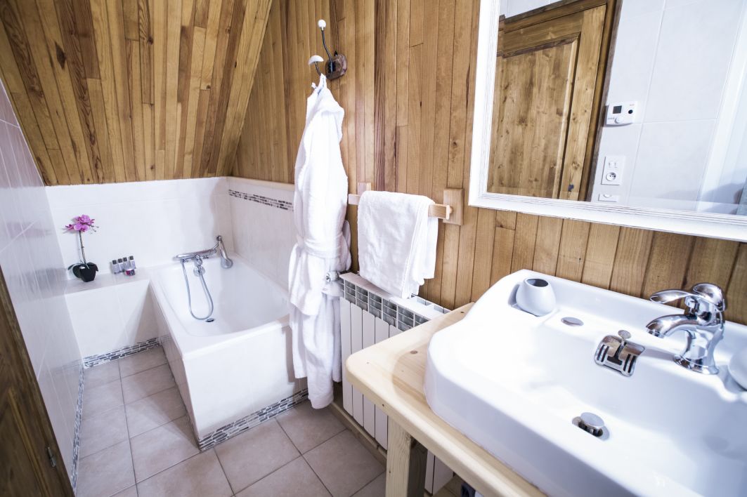 Ardoisiers large bathroom