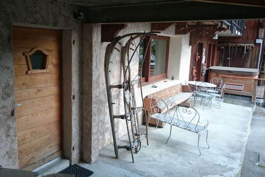 Ardoisiers hot tub and front door