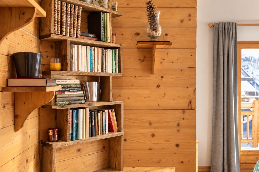 Bookcase in Chalet Barthelemy