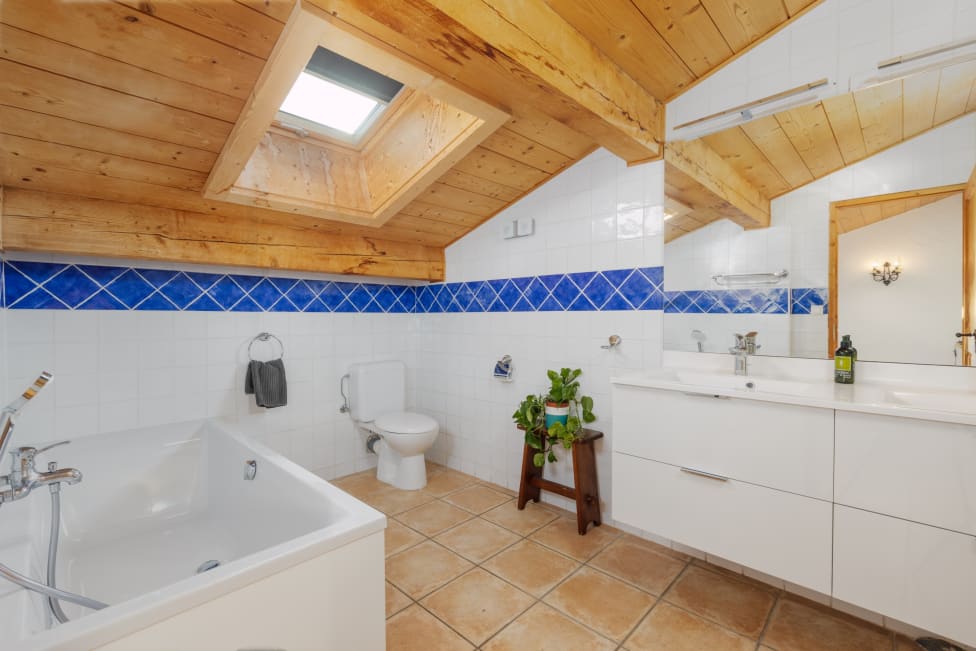 Chalet Novelin en-suite bathroom