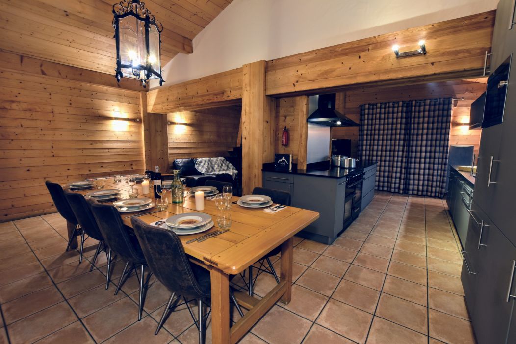 Chalet des Pistes dining area
