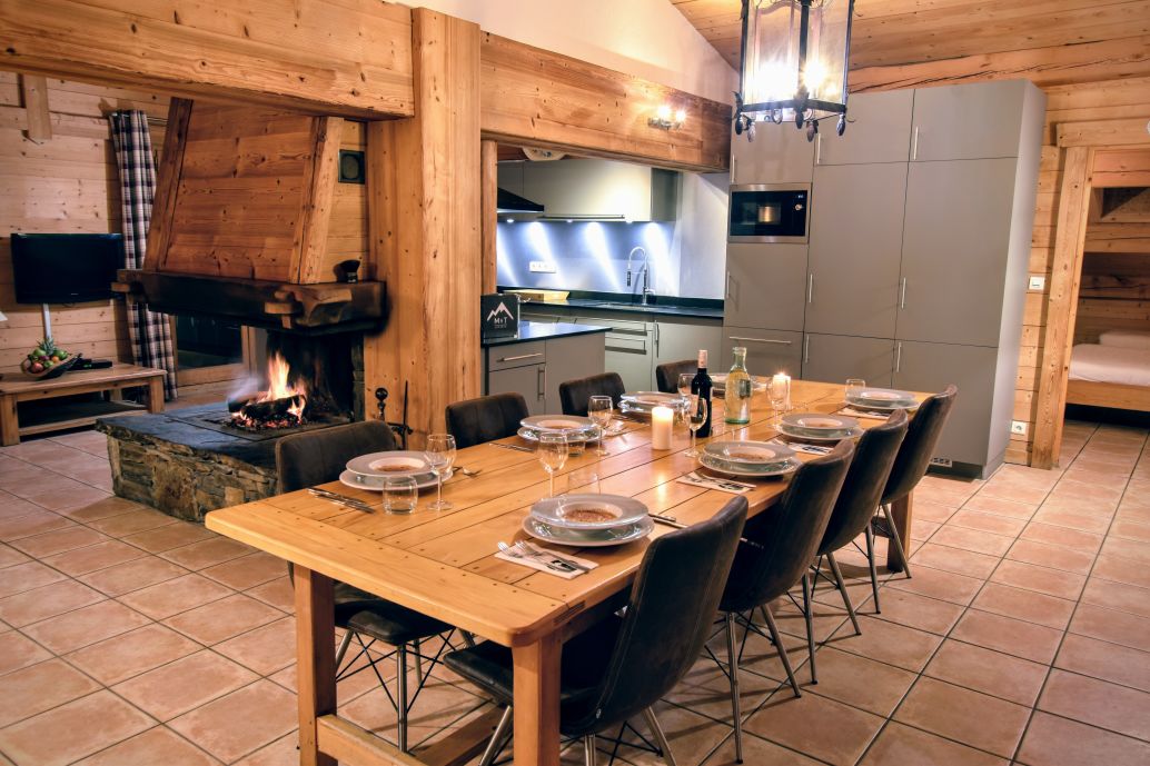 Chalet des Pistes dining area