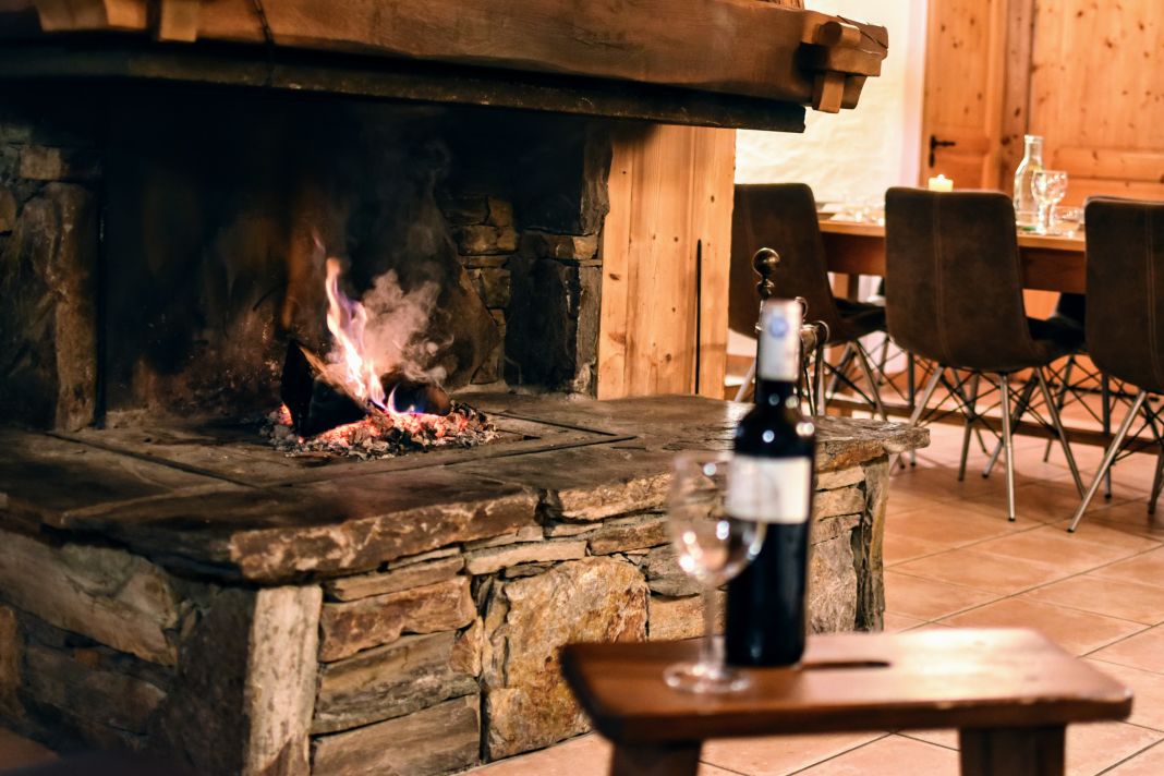 Chalet des Pistes - Wine by the fire