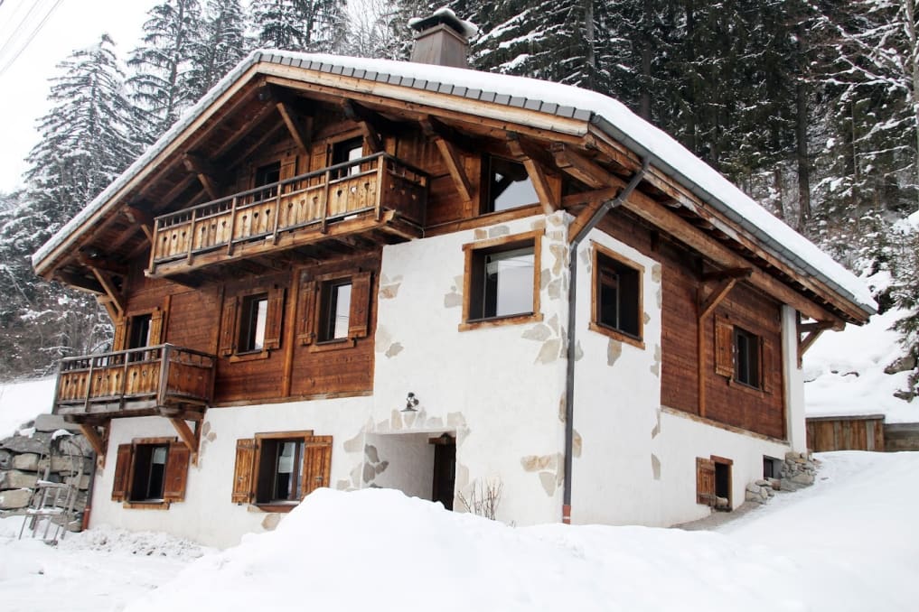 The exterior of solo ski Chalet Le Prêle