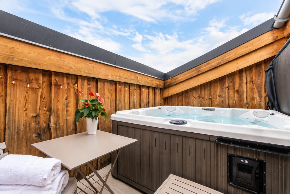 Rooftop hot tub in Chalet Myrtille