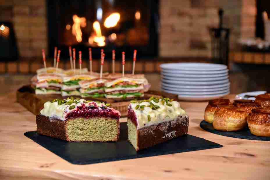 Chalet Novelin - Afternoon tea by the fire