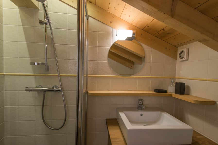 Chalet Novelin en-suite bathroom