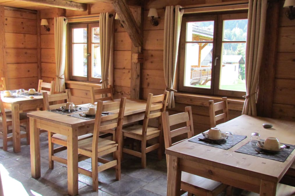 Chalet Chez La Fine dining area