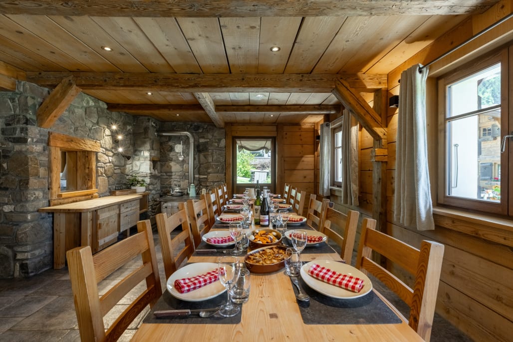 Chalet Chez La Fine dining area