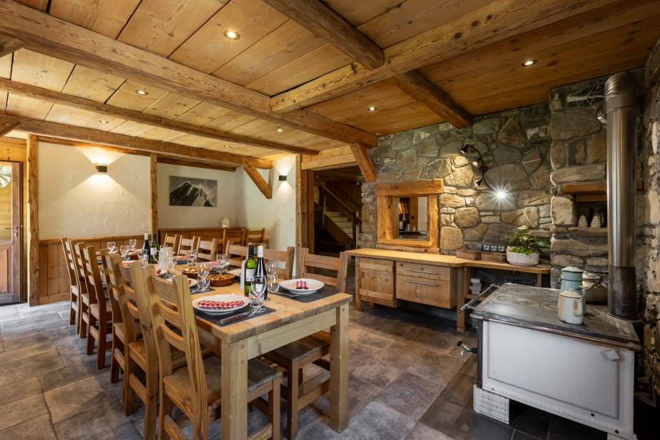Chalet Chez La Fine dining area