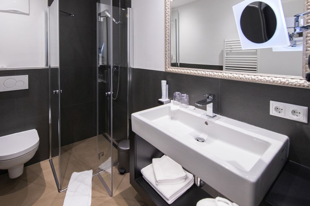 Ensuite in the double and twin rooms in Hotel Heitzmann
