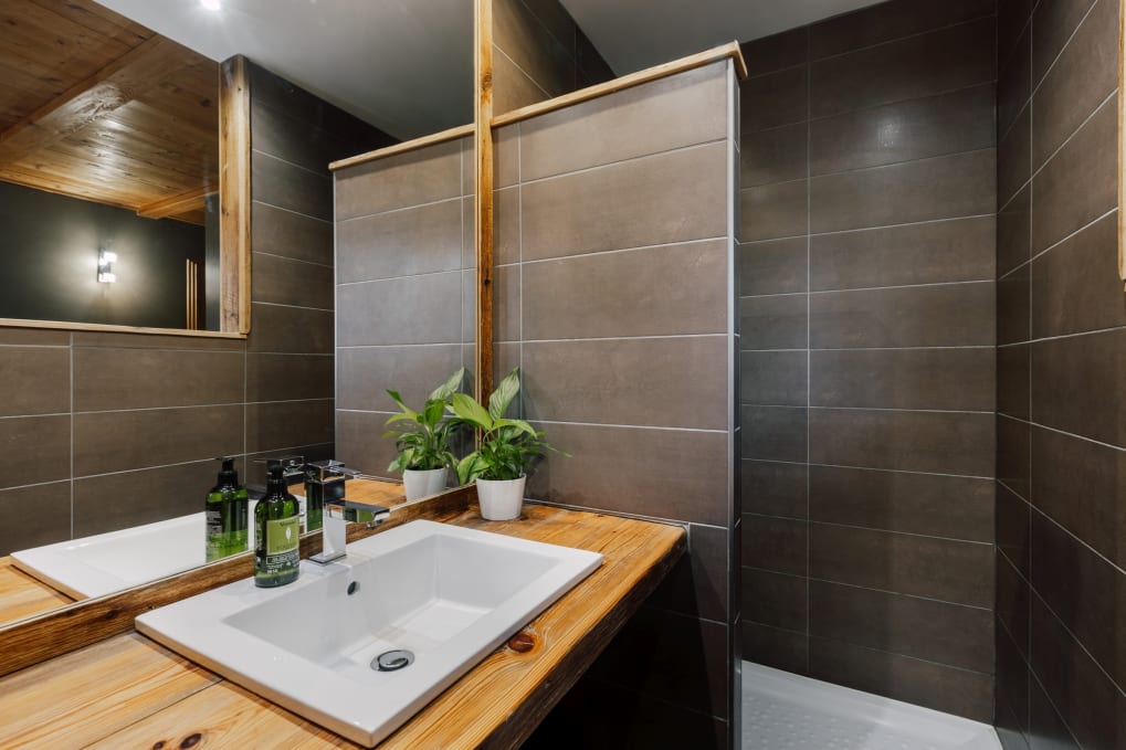Chalet La Rocade en-suite bathroom