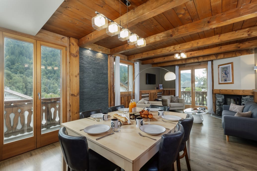Chalet La Rocade - Mid Floor Dining Area