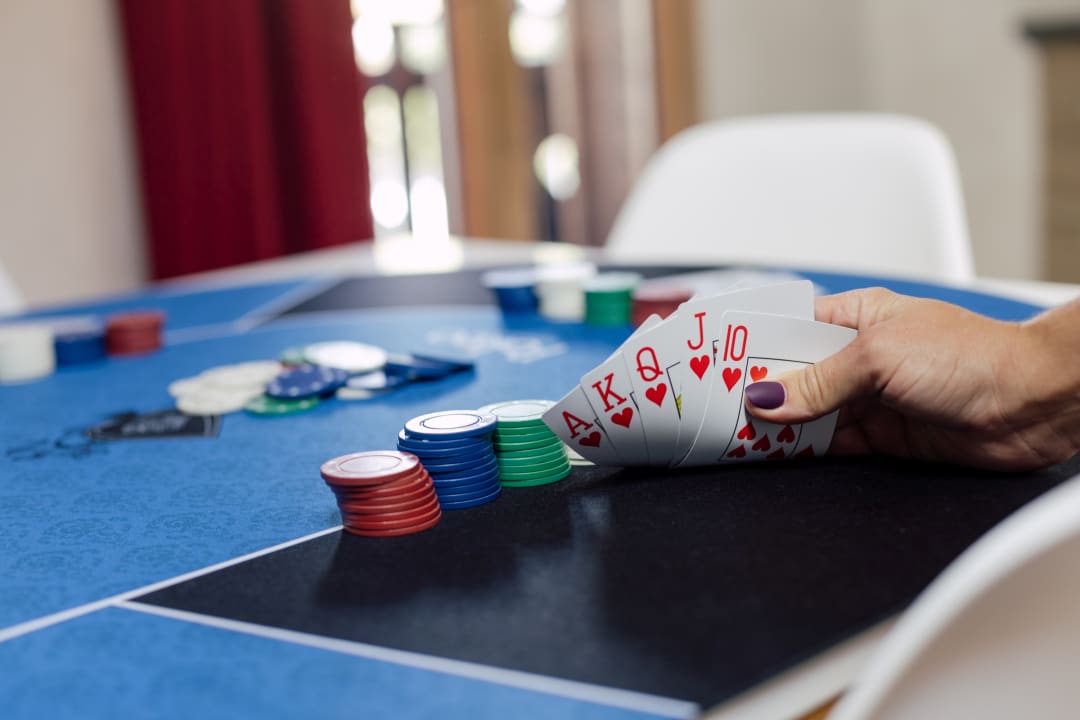Playing poker in Les Suites de l'Alpe