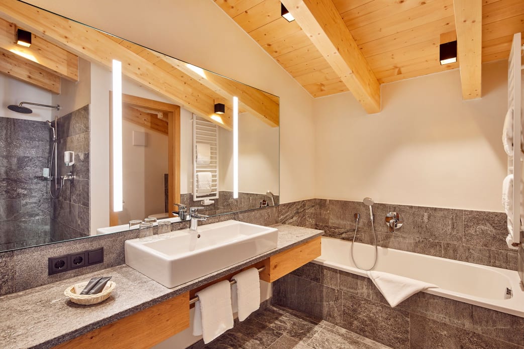 Spacious ensuite bathroom of the Sporthotel Panorama