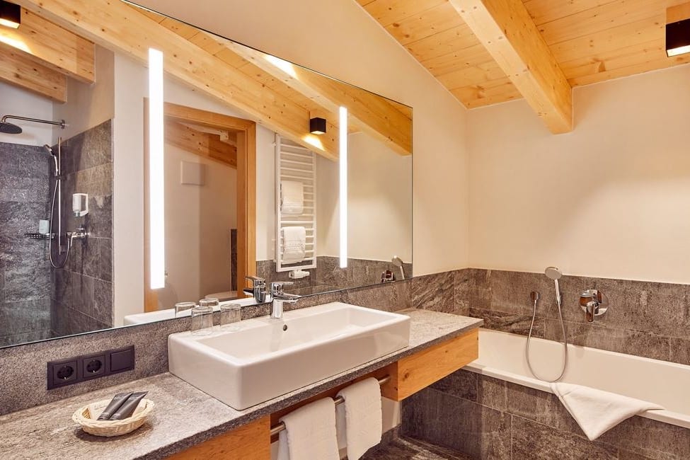 Spacious ensuite bathroom of the Sporthotel Panorama