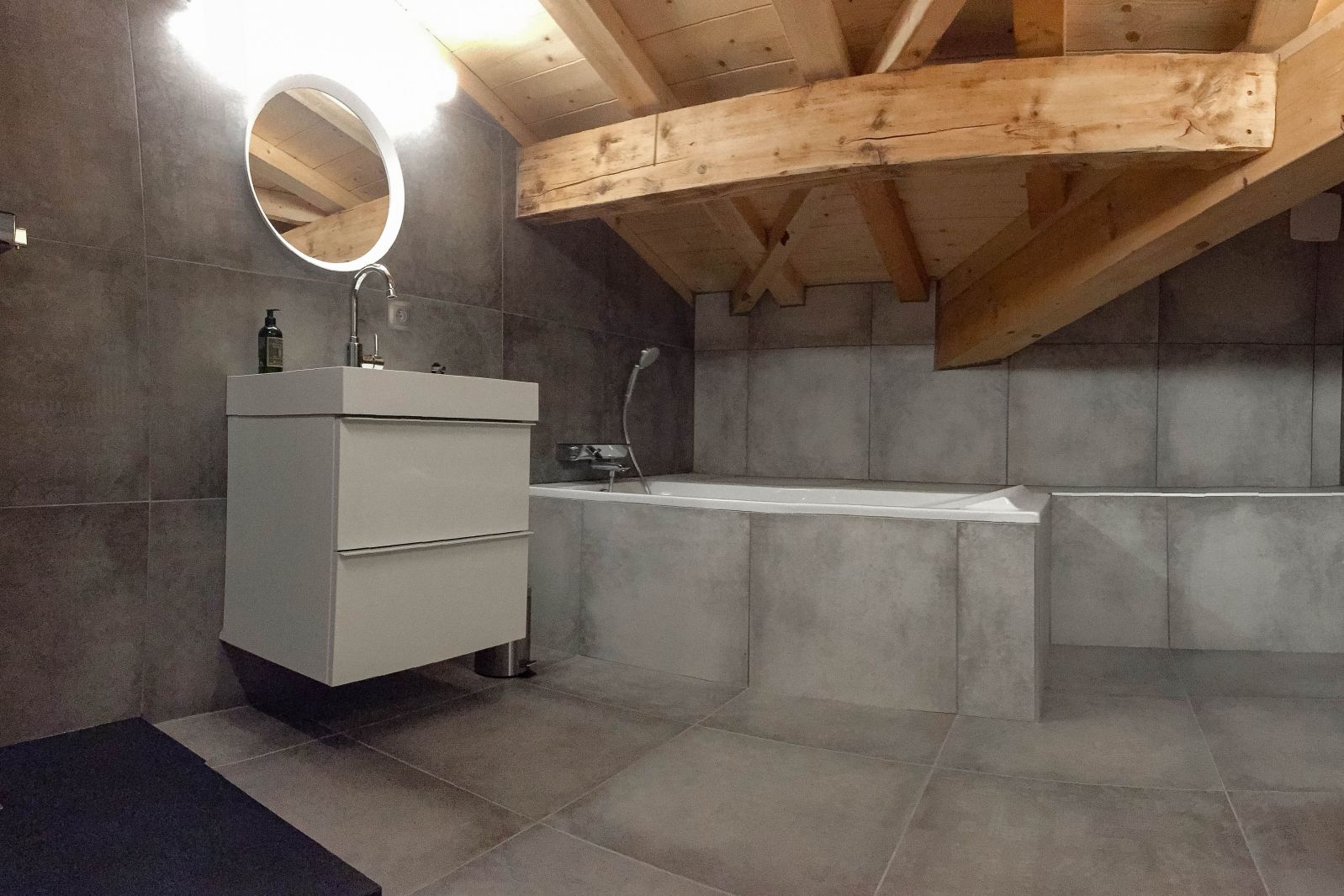 The Alpine Loft Room 3 ensuite detail