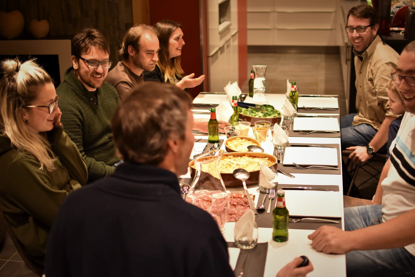 Over 30s skiers enjoying dinner together
