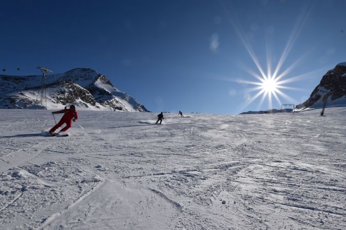 Solo skiers on the pistes just above Kaprun