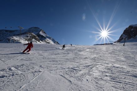 Solo skiers skiing on the glacier of Kitzsteinhorn