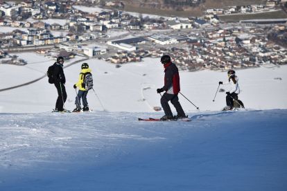 Solo skiers on the pistes just above Kaprun