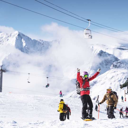 Solo skiers and snowboarders chilling out in Les Deux Alpes