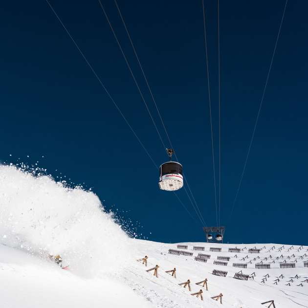 Cable car and powder splash in Les Deux Alpes