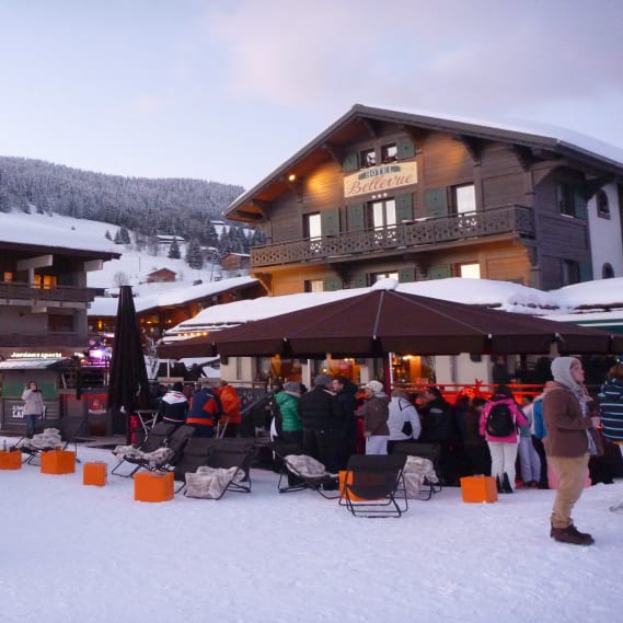 People enjoying Après-Ski in Les Gets