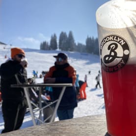 Solo travellers at Apres ski in Les Gets
