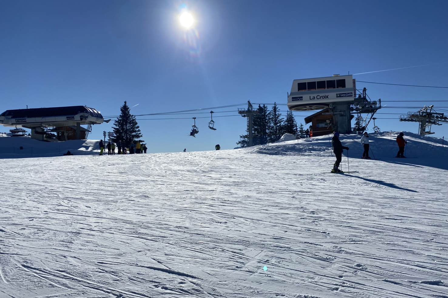 Blue sky over slopes in Les Gets