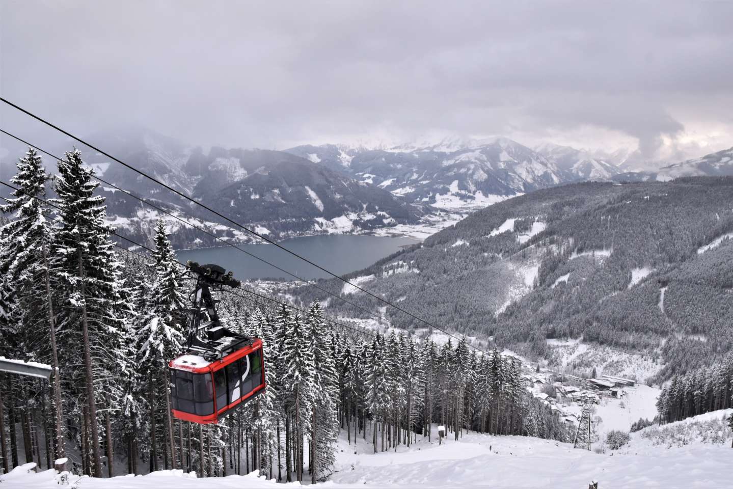 The sonnenalmbahn gondola lift in Zell Am See close to the top station