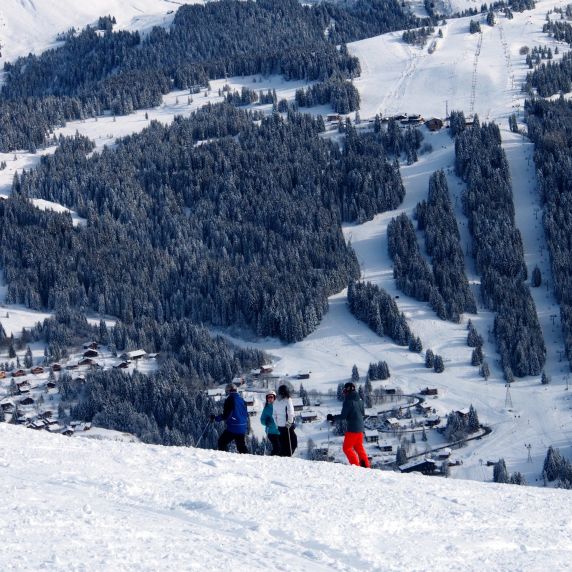 Solo skiers planning ski route in Les Gets