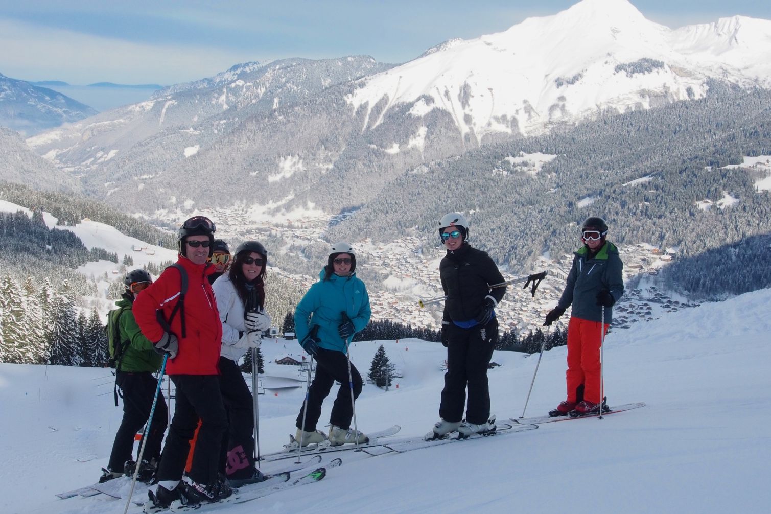 Guests on a short ski break and singles ski weekend in les gets