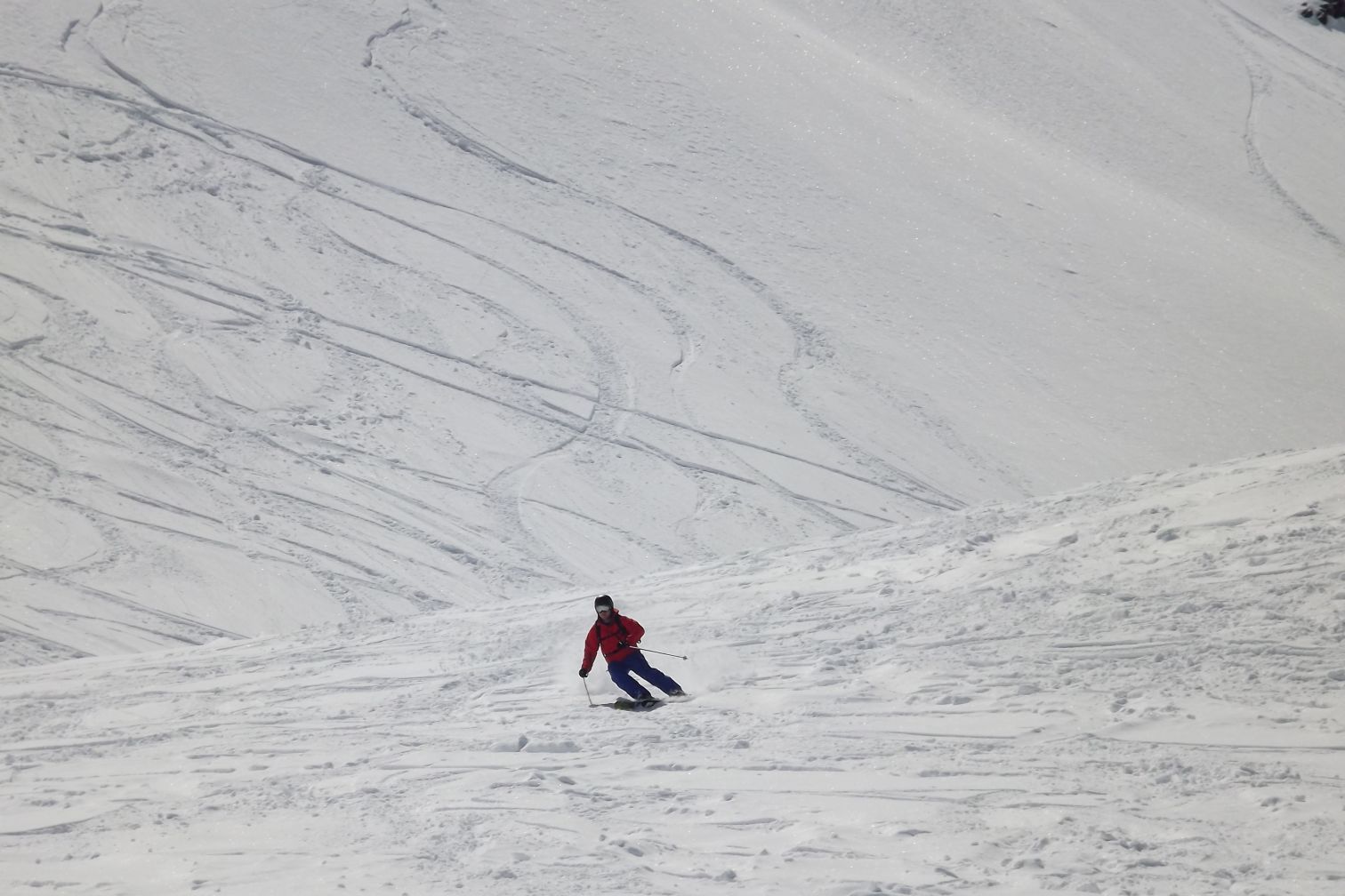 Skier hitting the piste solo