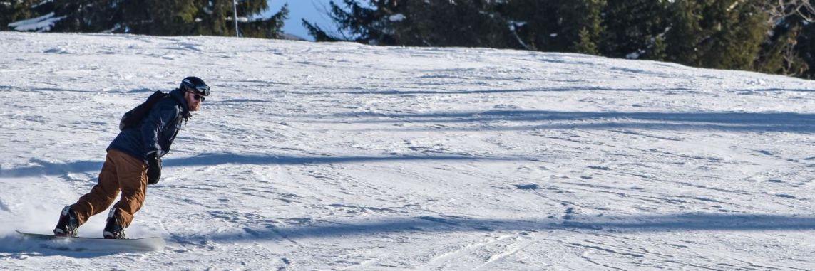 Solo snowboarder on the Chavannes Piste in Les Gets