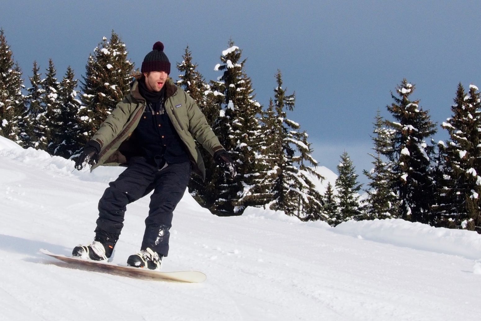 Solo snowboarder in the trees