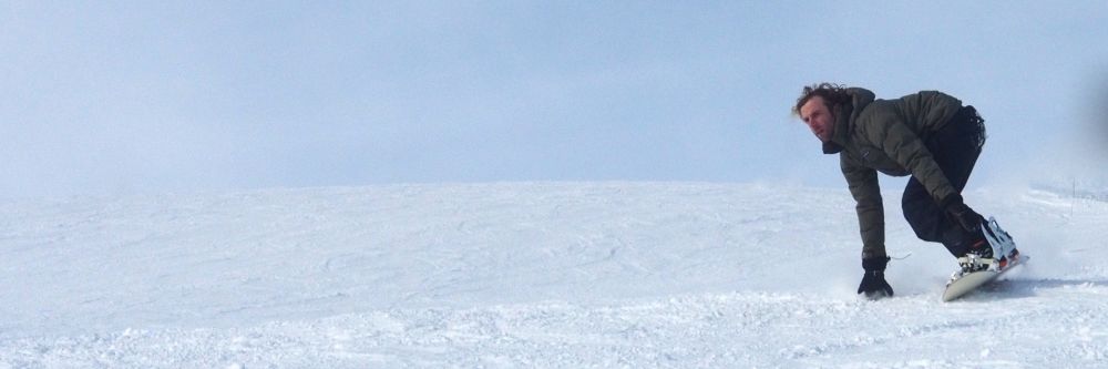 A beginner snowboarder on the mountain