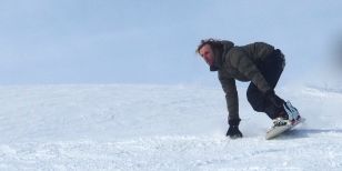 A beginner snowboarder on the mountain