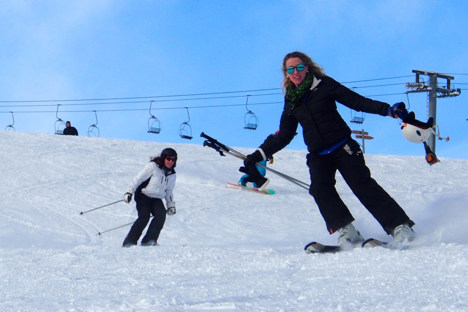 Two women skiing in Les Gets